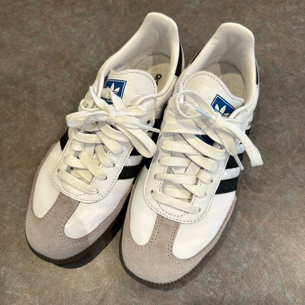 Classic Adidas OG Samba black/white size 5.5 (fits like women’s 6.5/7) EUC